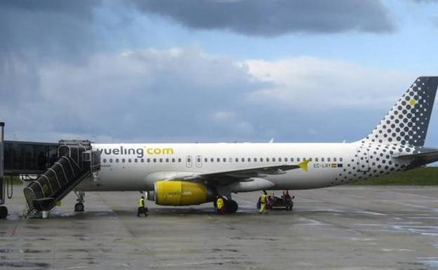 Una aeronave de Vueling, en la plataforma del aeropuerto de Asturias. 