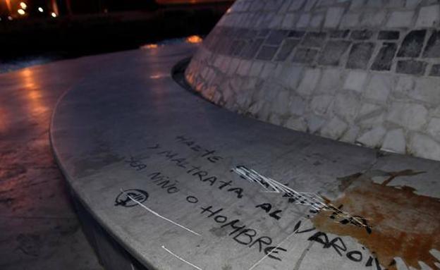 Pintan el monumento dedicado al niño Gabriel: «Maltrata al varón, sea niño o hombre»