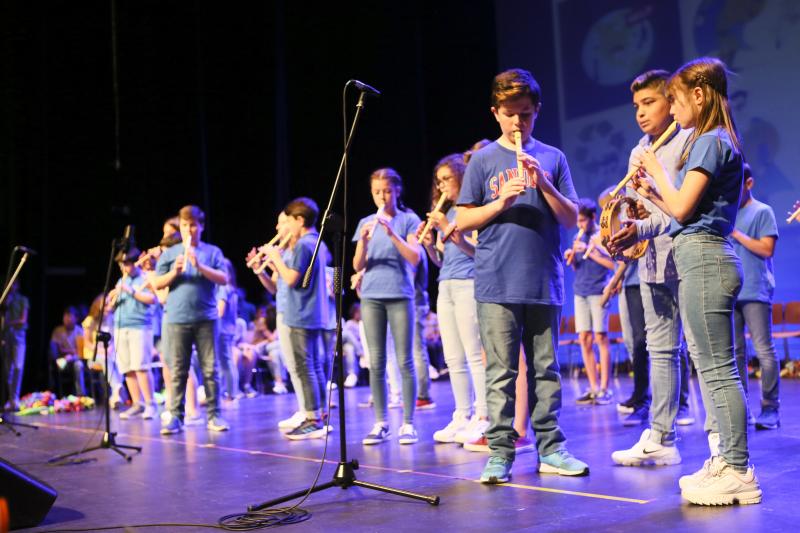 El colegio Hermanos Arregui de Pola de Siero ha celebrado una fiesta de graduació para los 71 alumnos que han finalizado sexto de Primaria.