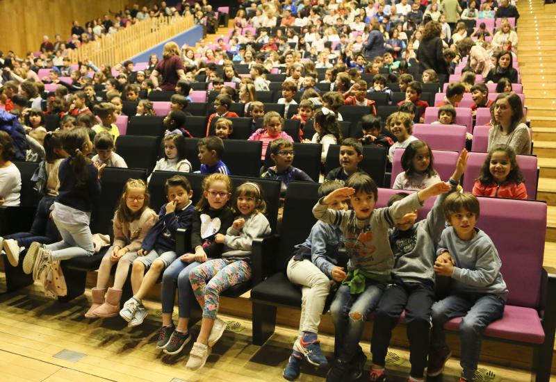 El colegio Hermanos Arregui de Pola de Siero ha celebrado una fiesta de graduació para los 71 alumnos que han finalizado sexto de Primaria.