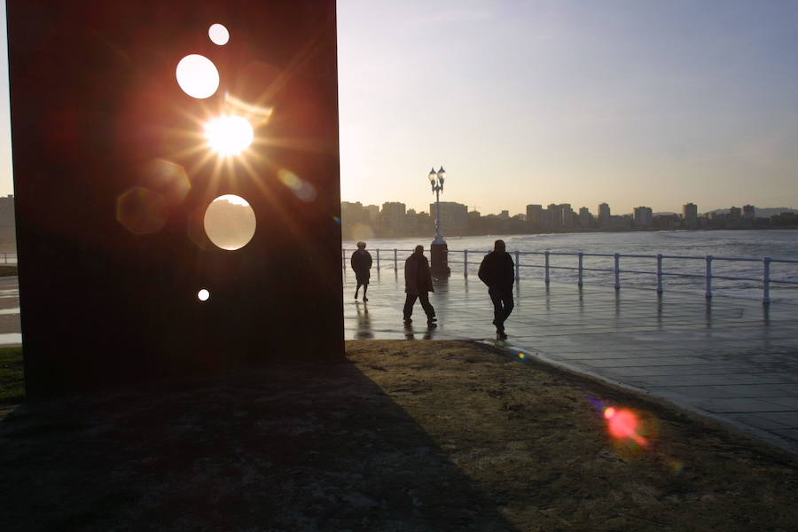 La Plaza del Marqués, el Muro de San Lorenzo, el Elogio del Horizonte, la Universidad Laboral... Los lugares más representativos de la ciudad esconden auténticas maravillas al atardecer. Descúbrelos a continuación.