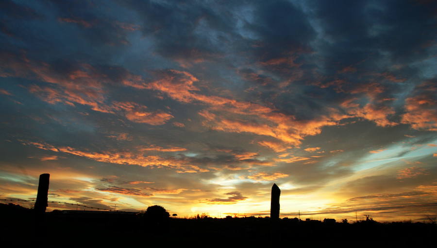 La Plaza del Marqués, el Muro de San Lorenzo, el Elogio del Horizonte, la Universidad Laboral... Los lugares más representativos de la ciudad esconden auténticas maravillas al atardecer. Descúbrelos a continuación.