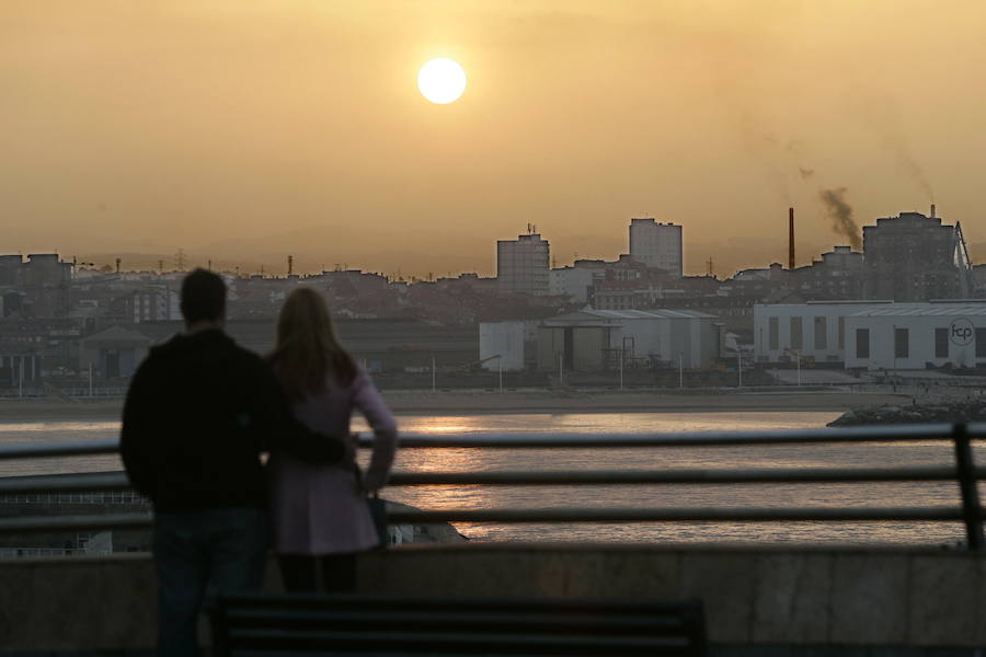 La Plaza del Marqués, el Muro de San Lorenzo, el Elogio del Horizonte, la Universidad Laboral... Los lugares más representativos de la ciudad esconden auténticas maravillas al atardecer. Descúbrelos a continuación.