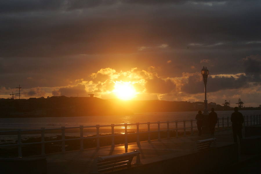 La Plaza del Marqués, el Muro de San Lorenzo, el Elogio del Horizonte, la Universidad Laboral... Los lugares más representativos de la ciudad esconden auténticas maravillas al atardecer. Descúbrelos a continuación.
