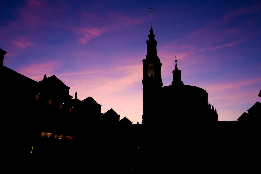 La Plaza del Marqués, el Muro de San Lorenzo, el Elogio del Horizonte, la Universidad Laboral... Los lugares más representativos de la ciudad esconden auténticas maravillas al atardecer. Descúbrelos a continuación.