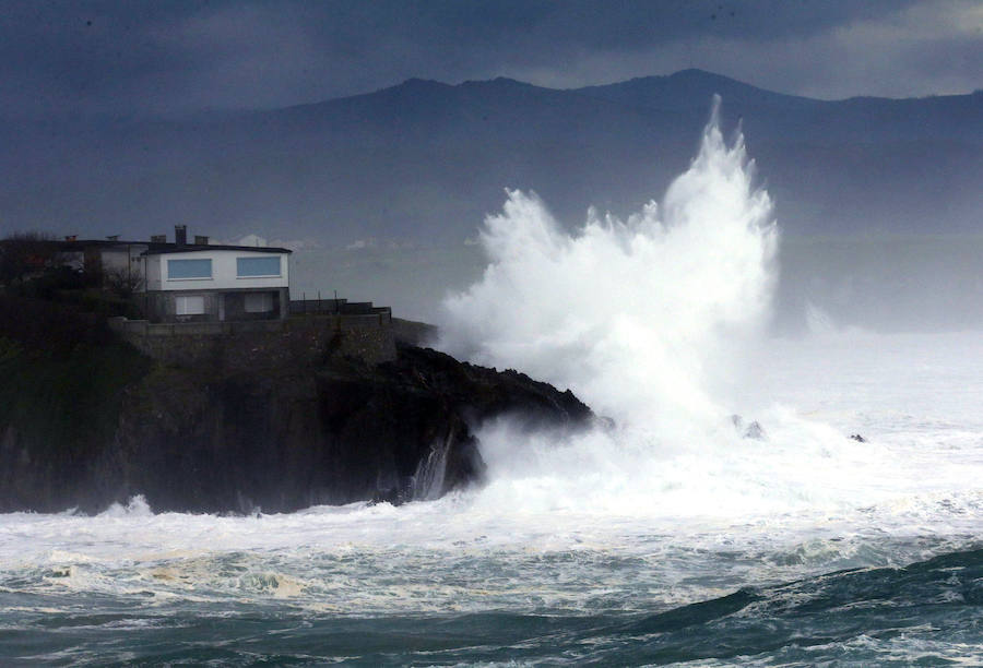 El entorno del puerto de Tapia, castigado por el fuerte oleaje.