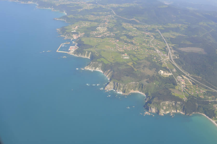 La costa de Cudillero vista desde un avión de pasajeros.