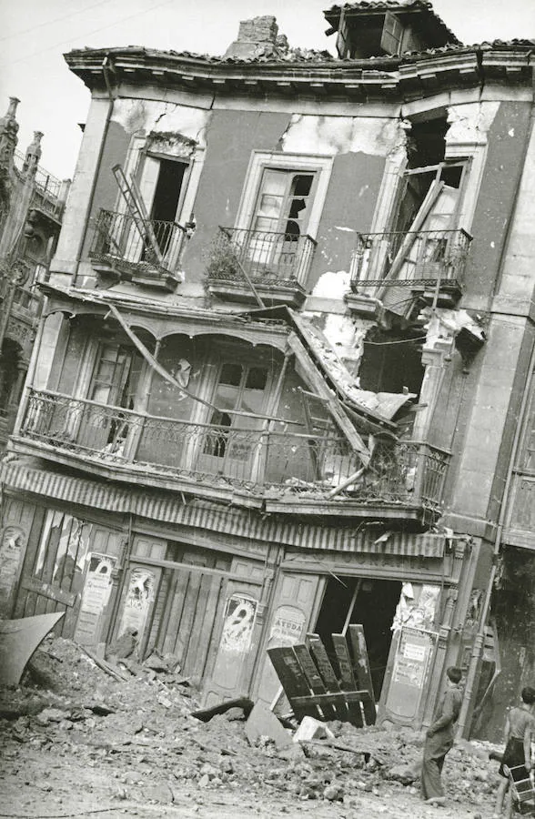 Daños producidos en un edificio de la plaza Seis de Agosto por los bombardeos de la aviación franquista. Gijón, 14 de octubre de 1937