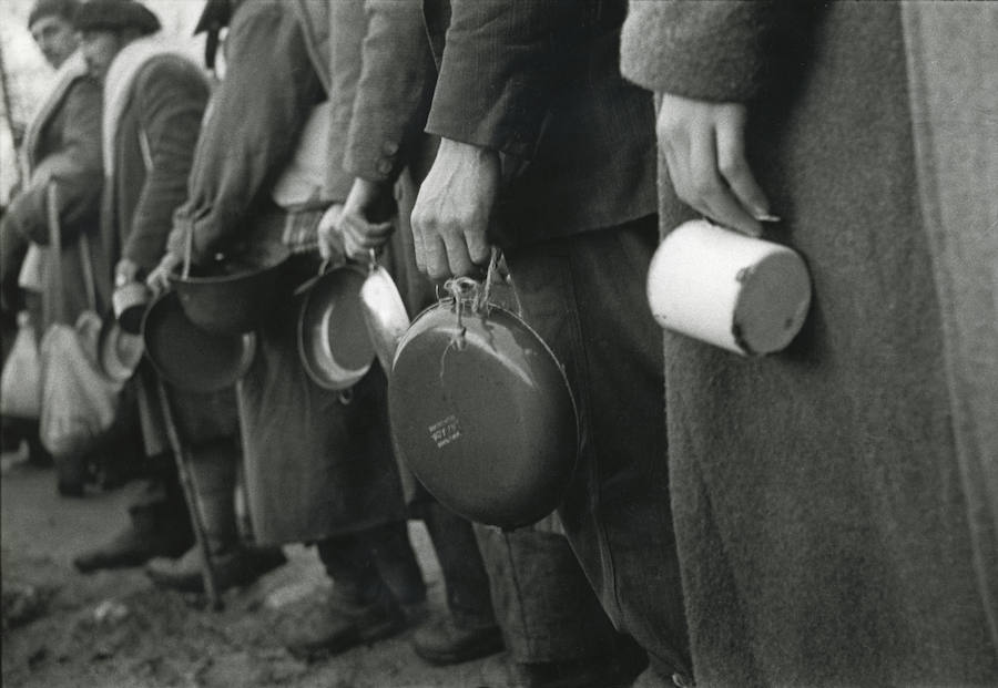 Cola de milicianos republicanos para recibir el rancho durante la ofensiva de Oviedo, 3 de marzo de 1937