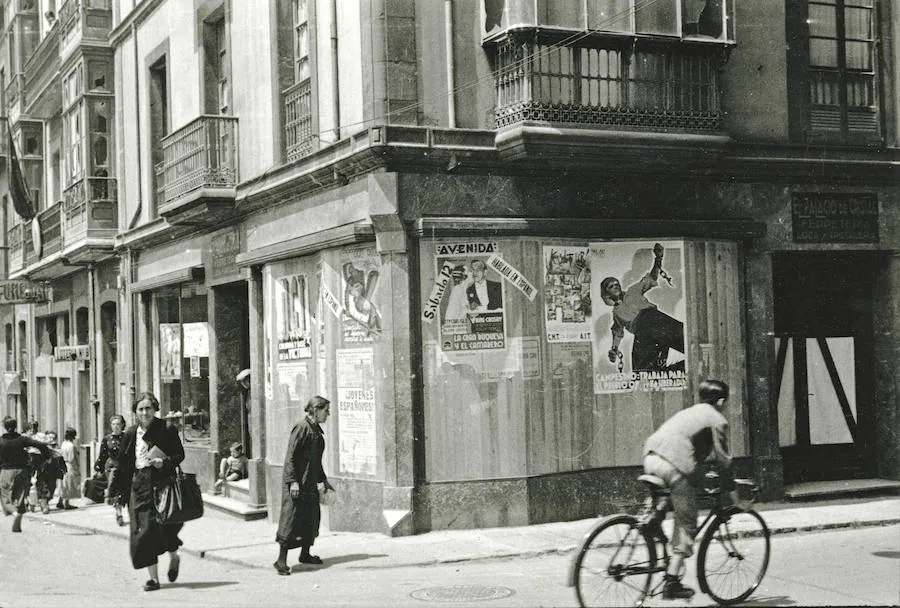 Carteles propagandísticos del Frente Popular en una calle de Gijón. 14 de junio de 1937
