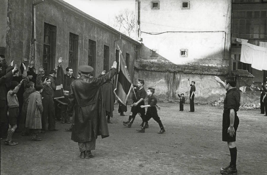 Miembros de las milicias de Falange Española se preparan para un desfile en Oviedo. 1937