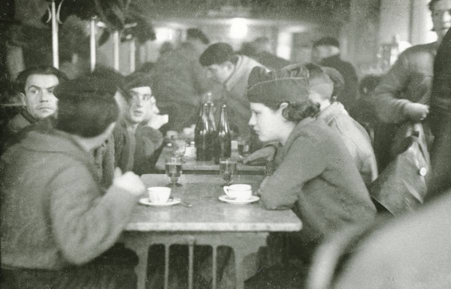 Interior de un café durante la guerra, Gijón, 21 de enero de 1937