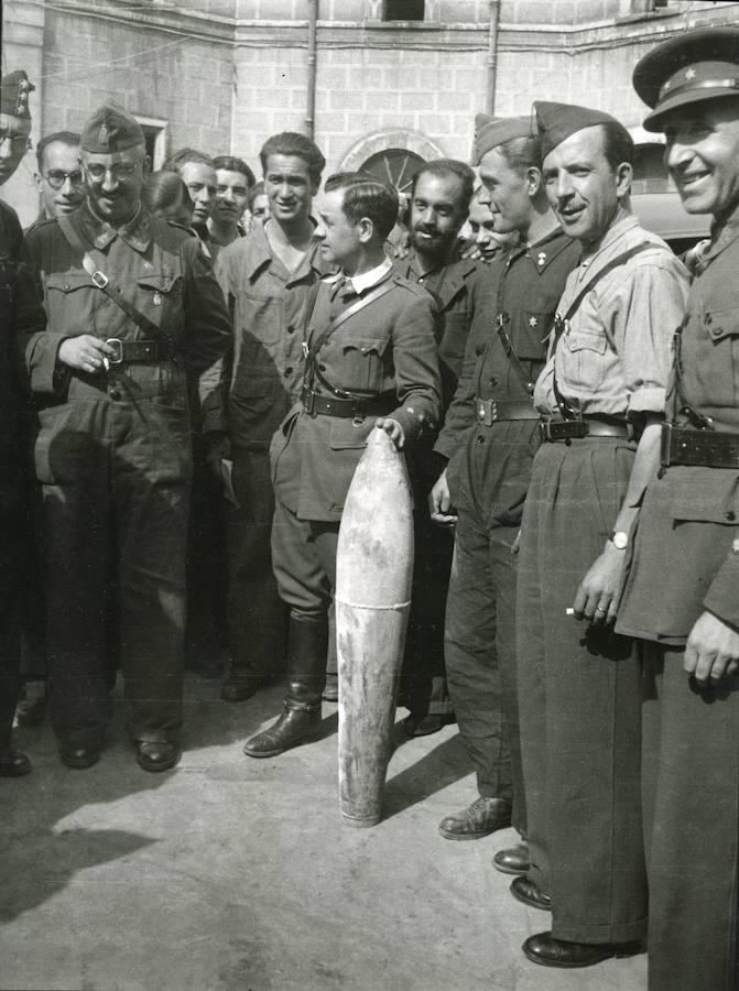 Jefes y soldados del ejército franquista posando con una bomba en la Fábrica de Armas, Oviedo, 1936