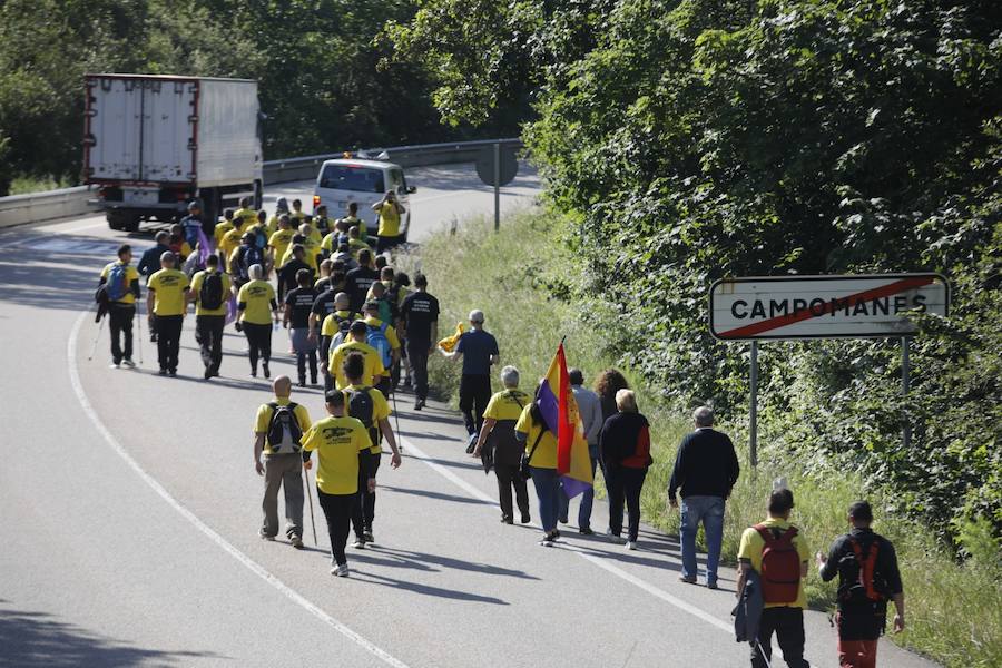 La plantilla de Alcoa marcha durante, este viernes, desde Mieres hasta el puerto de Pajares