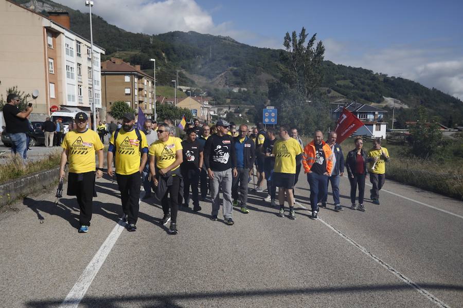 La plantilla de Alcoa marcha durante, este viernes, desde Mieres hasta el puerto de Pajares