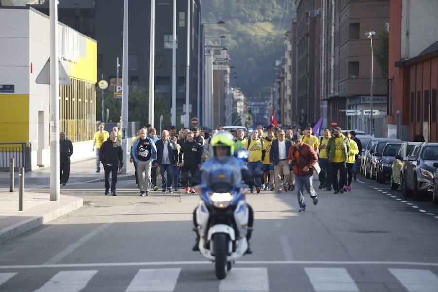 La plantilla de Alcoa marcha durante, este viernes, desde Mieres hasta el puerto de Pajares