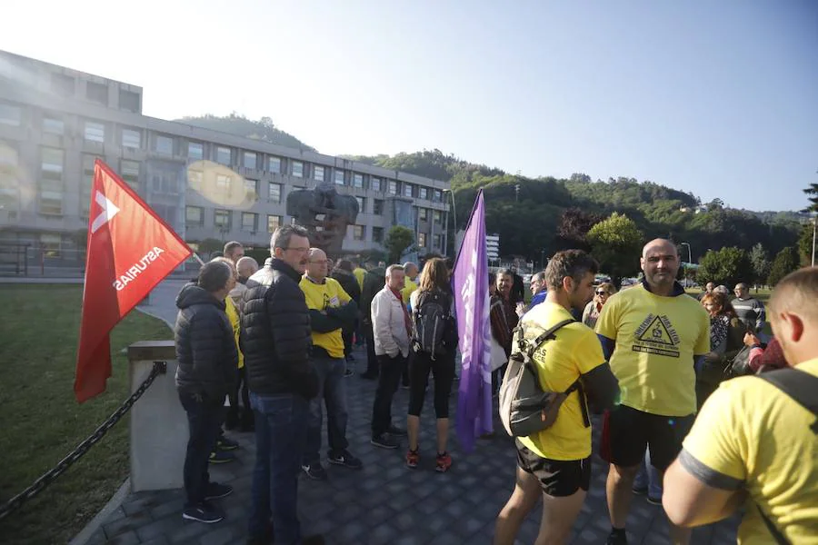 La plantilla de Alcoa marcha durante, este viernes, desde Mieres hasta el puerto de Pajares