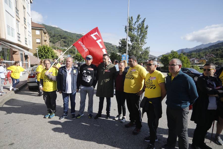 La plantilla de Alcoa marcha durante, este viernes, desde Mieres hasta el puerto de Pajares