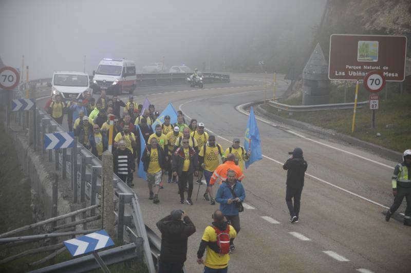 La plantilla de Alcoa marcha durante, este viernes, desde Mieres hasta el puerto de Pajares