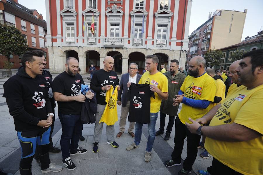 La plantilla de Alcoa marcha durante, este viernes, desde Mieres hasta el puerto de Pajares