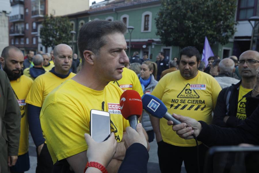 La plantilla de Alcoa marcha durante, este viernes, desde Mieres hasta el puerto de Pajares