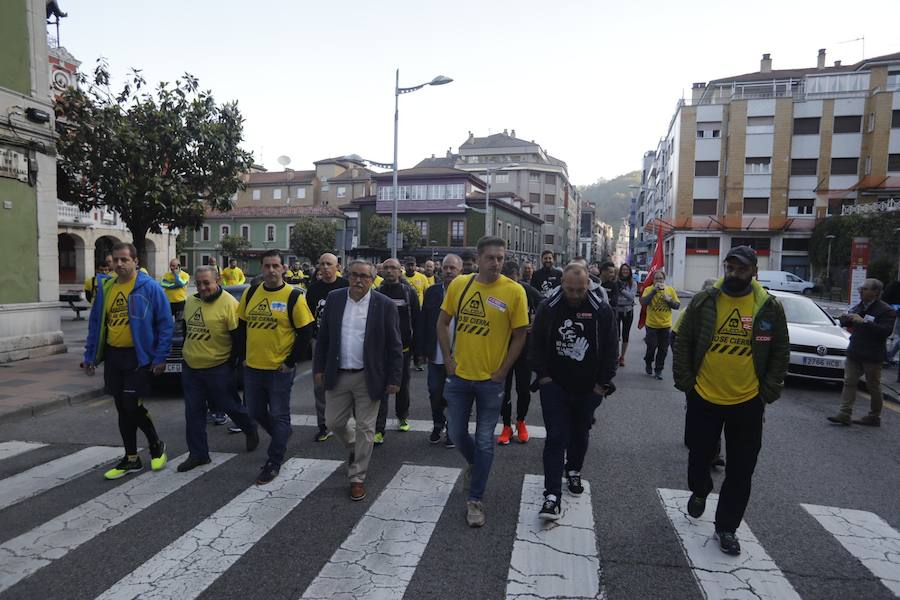 La plantilla de Alcoa marcha durante, este viernes, desde Mieres hasta el puerto de Pajares