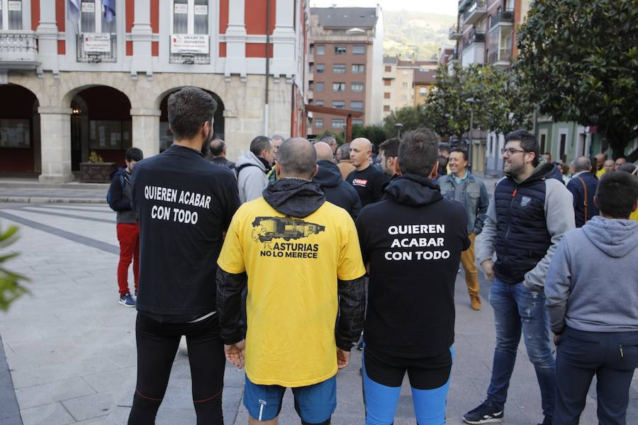 La plantilla de Alcoa marcha durante, este viernes, desde Mieres hasta el puerto de Pajares