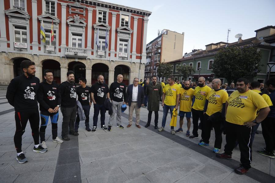 La plantilla de Alcoa marcha durante, este viernes, desde Mieres hasta el puerto de Pajares