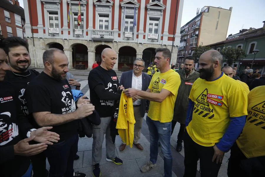 La plantilla de Alcoa marcha durante, este viernes, desde Mieres hasta el puerto de Pajares