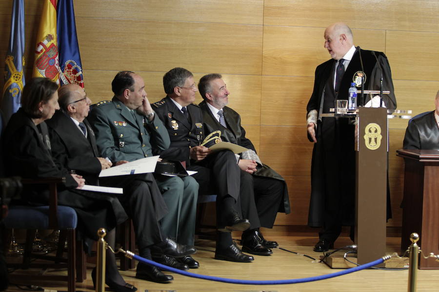 Sergio Herrero, decano de los abogados gijoneses, recibió la medalla al mérito y abogó porque ambos colegios sean «una única voz».