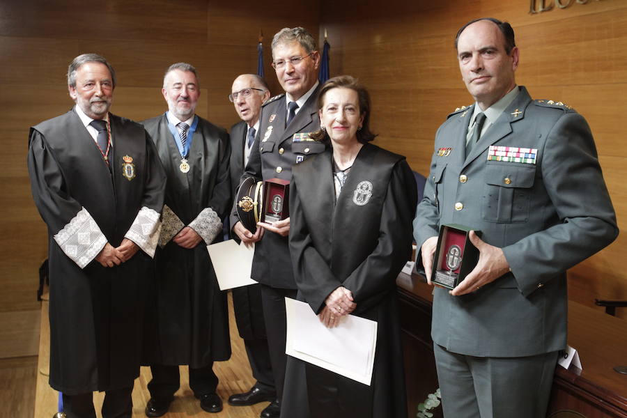 Sergio Herrero, decano de los abogados gijoneses, recibió la medalla al mérito y abogó porque ambos colegios sean «una única voz».