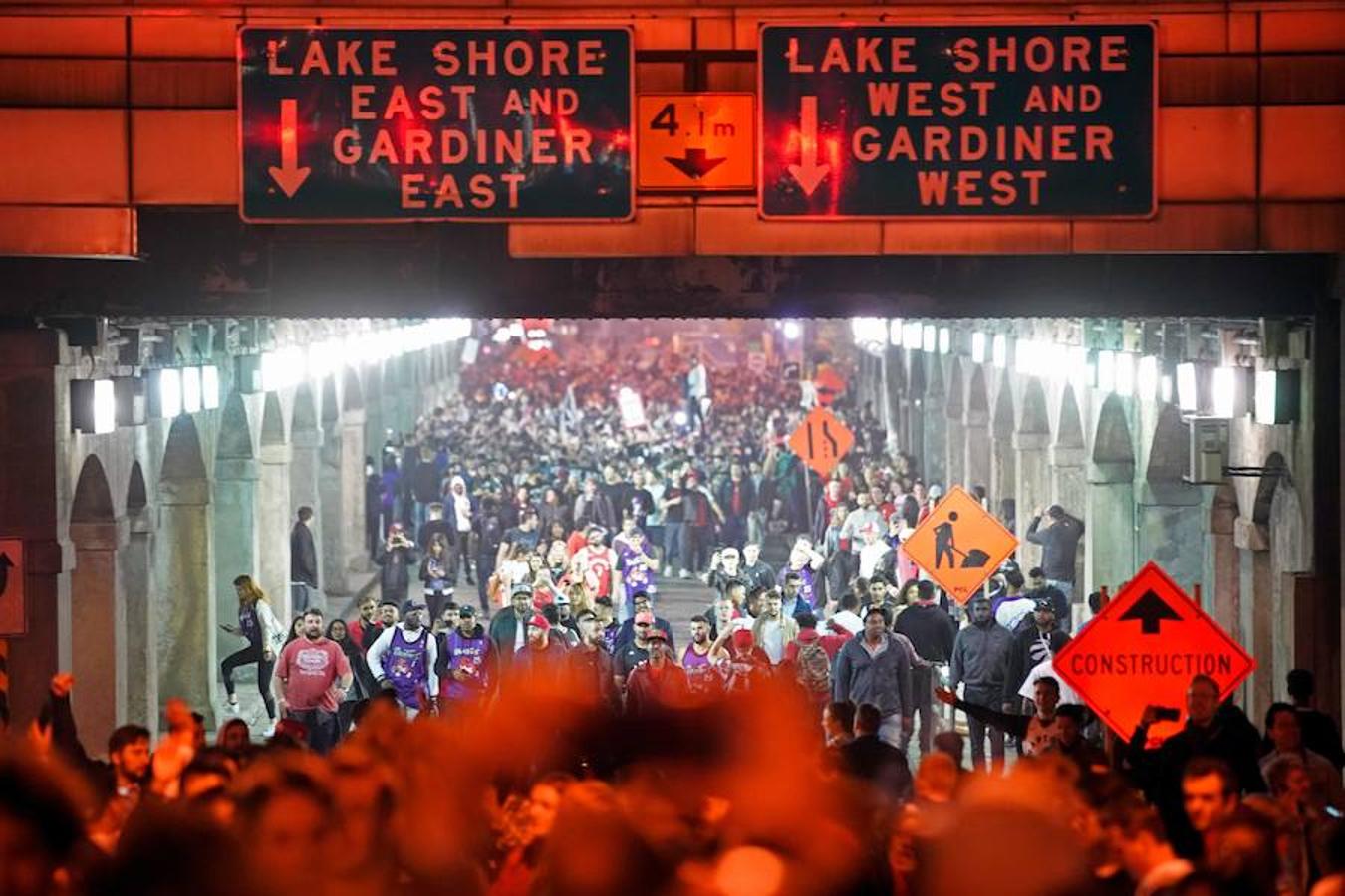 La ciudad canadiense de Toronto se echó a la calle para celebrar el anillo de la NBA. El conjunto en el que militan Ibaka y Marc Gasol consiguió imponerse en la final a los Warriors.