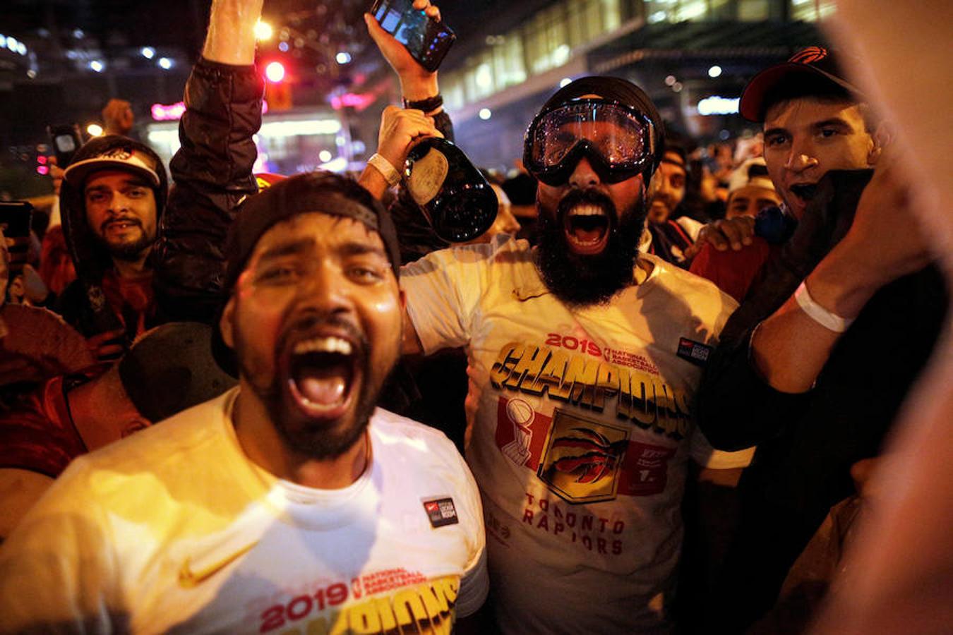 La ciudad canadiense de Toronto se echó a la calle para celebrar el anillo de la NBA. El conjunto en el que militan Ibaka y Marc Gasol consiguió imponerse en la final a los Warriors.