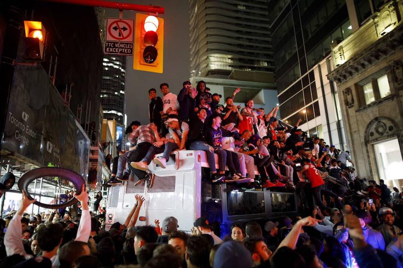 La ciudad canadiense de Toronto se echó a la calle para celebrar el anillo de la NBA. El conjunto en el que militan Ibaka y Marc Gasol consiguió imponerse en la final a los Warriors.