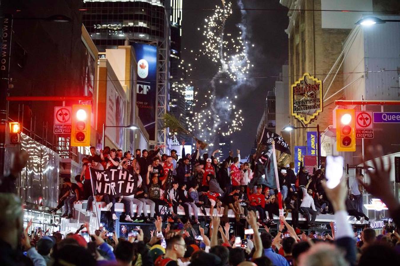 La ciudad canadiense de Toronto se echó a la calle para celebrar el anillo de la NBA. El conjunto en el que militan Ibaka y Marc Gasol consiguió imponerse en la final a los Warriors.