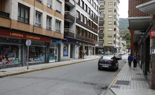 La zona donde ocurrió el suceso, en el centro urbano de la localidad de El Entrego. 