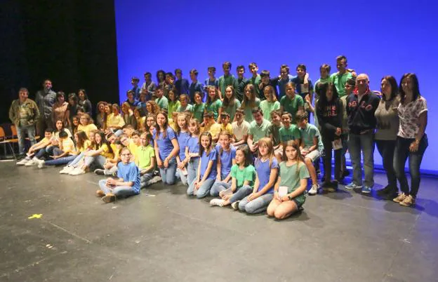 Los niños que se graduaron ayer del colegio Hermanos Arregui, en el escenario del Auditorio de Pola de Siero. 