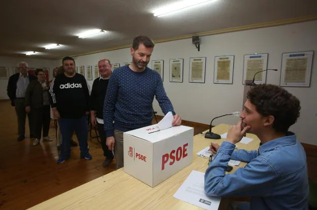 Iván Patiño depositada su voto en la Casa del Pueblo de Castrillón. 