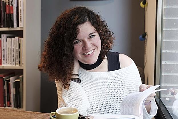 Sofía Castañón, instantes antes de la entrevista en una cafetería de Gijón. 