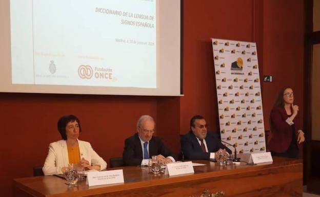 Carmen Díaz, Santiago Muñoz Machado y Miguel Carballeda en la presentación en la RAE 