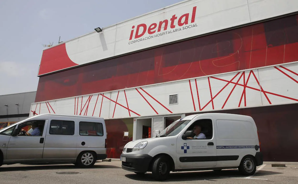 Agentes policiales y personal de la Consejería de Sanidad registraron la sede de iDental en Gijón en agosto de 2018.