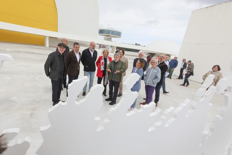 El Centro Niemeyer de Avilés acoge 'La unidad dividida por cero', la primera muestra del artista Juan Genovés y sus hijos: Pablo, fotógrafo; Ana, escultora; y Silvia, videoartista. La muestra se podrá visitar hasta el 6 de enero de 2020.