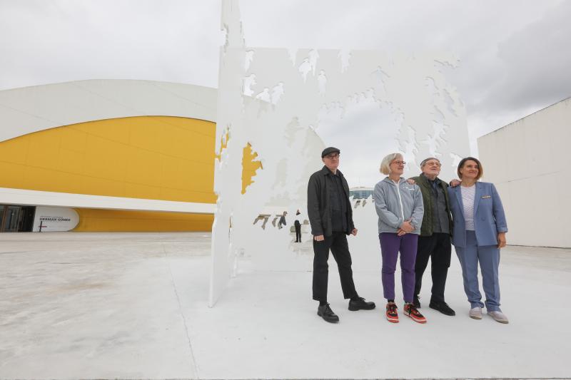 El Centro Niemeyer de Avilés acoge 'La unidad dividida por cero', la primera muestra del artista Juan Genovés y sus hijos: Pablo, fotógrafo; Ana, escultora; y Silvia, videoartista. La muestra se podrá visitar hasta el 6 de enero de 2020.