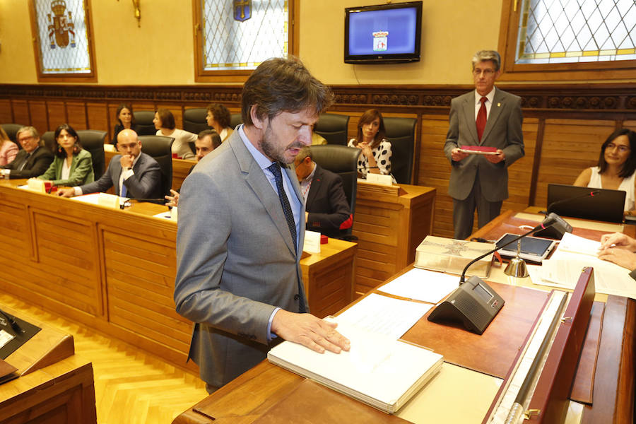 La nueva Corporación municipal, que hoy se constituirá formalmente, será la más femenina de la historia de Gijón, con dieciséis concejalas frente a once concejales, y ligeramente más envejecida que la que tomó posesión en 2015, con una edad media de 48,6 años frente a los 46,2 de la que toca a su fin.