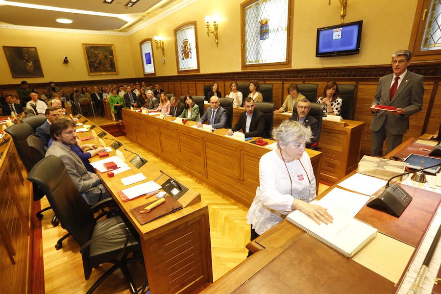 La nueva Corporación municipal, que hoy se constituirá formalmente, será la más femenina de la historia de Gijón, con dieciséis concejalas frente a once concejales, y ligeramente más envejecida que la que tomó posesión en 2015, con una edad media de 48,6 años frente a los 46,2 de la que toca a su fin.