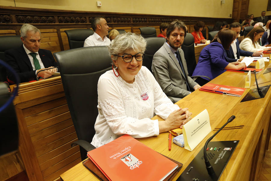 La nueva Corporación municipal, que hoy se constituirá formalmente, será la más femenina de la historia de Gijón, con dieciséis concejalas frente a once concejales, y ligeramente más envejecida que la que tomó posesión en 2015, con una edad media de 48,6 años frente a los 46,2 de la que toca a su fin.