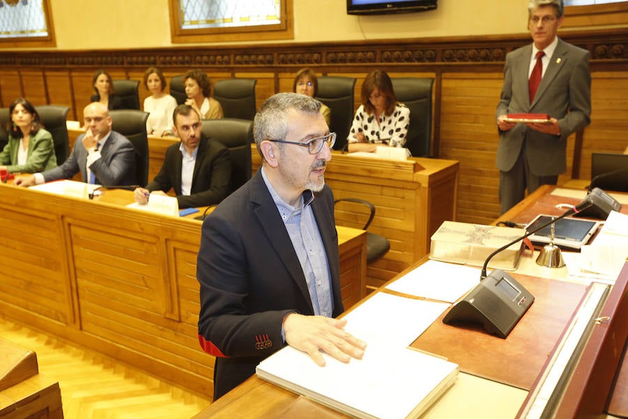 La nueva Corporación municipal, que hoy se constituirá formalmente, será la más femenina de la historia de Gijón, con dieciséis concejalas frente a once concejales, y ligeramente más envejecida que la que tomó posesión en 2015, con una edad media de 48,6 años frente a los 46,2 de la que toca a su fin.