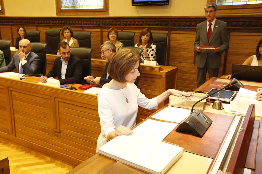 La nueva Corporación municipal, que hoy se constituirá formalmente, será la más femenina de la historia de Gijón, con dieciséis concejalas frente a once concejales, y ligeramente más envejecida que la que tomó posesión en 2015, con una edad media de 48,6 años frente a los 46,2 de la que toca a su fin.