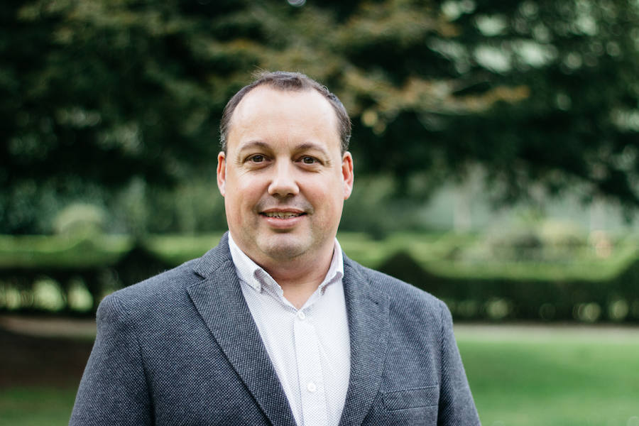 Pelayo García (PSOE). Diplomado en Ciencias Empresariales por la Universidad deOviedo, desarrolla su actividad laboral en el departamento de Contabilidad y Finanzas de una empresa avilesina del metal. Número siete en la lista del PSOE, será también su primera experiencia como concejal.