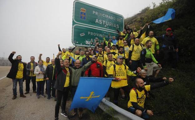 Galería. Los trabajadores de Alcoa, en el Alto de Pajares.